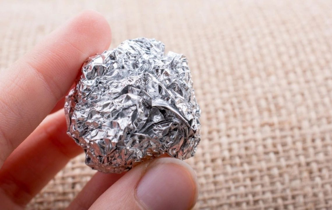 Alüminyum folyodan top yapıp cebine koyanlar aynı faydayı görüyor