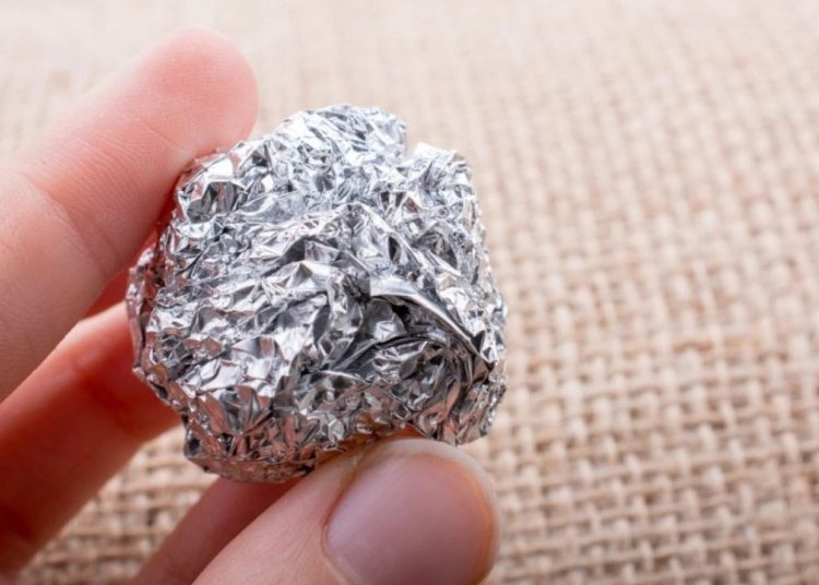 Alüminyum folyodan top yapıp cebine koyanlar aynı faydayı görüyor