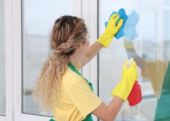 Artık camda izi tozu unutun: Tek bir malzeme yetiyor