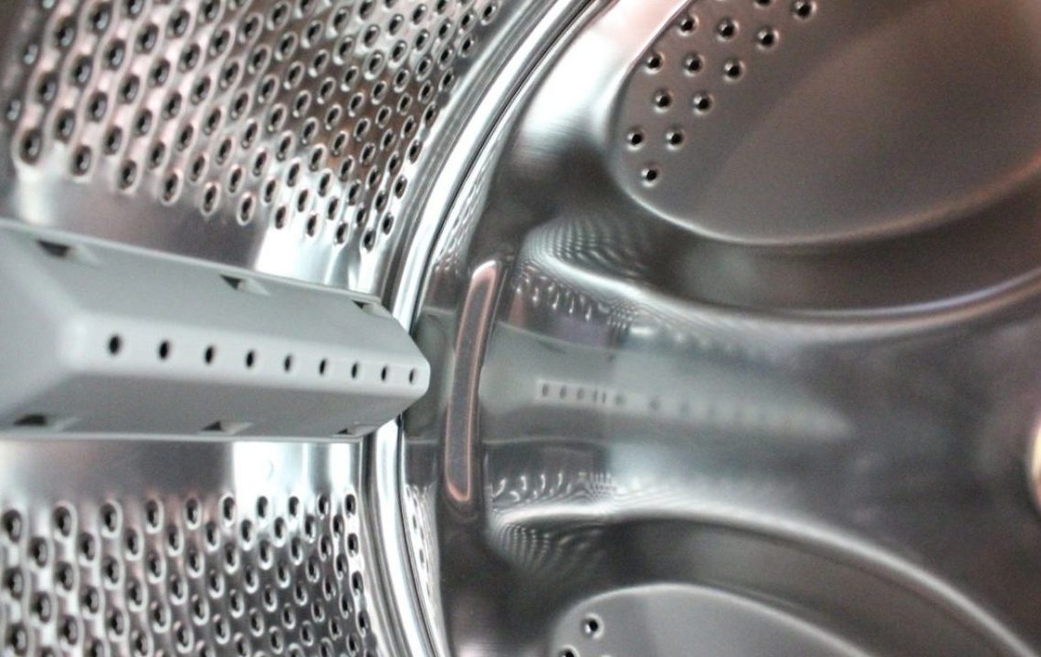 Çamaşır makinesinde biriken tüy ve deterjan kalıntılarını temizleyen pratik adım