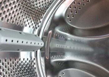 Çamaşır makinesinde biriken tüy ve deterjan kalıntılarını temizleyen pratik adım