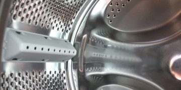 Çamaşır makinesinde biriken tüy ve deterjan kalıntılarını temizleyen pratik adım