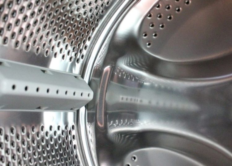 Çamaşır makinesinde biriken tüy ve deterjan kalıntılarını temizleyen pratik adım