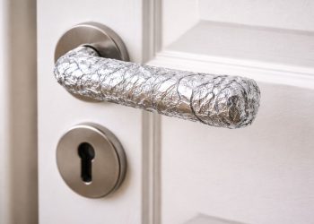 Kapı kolunda alüminyum folyo kullanımı beklenmedik fayda sağlıyor