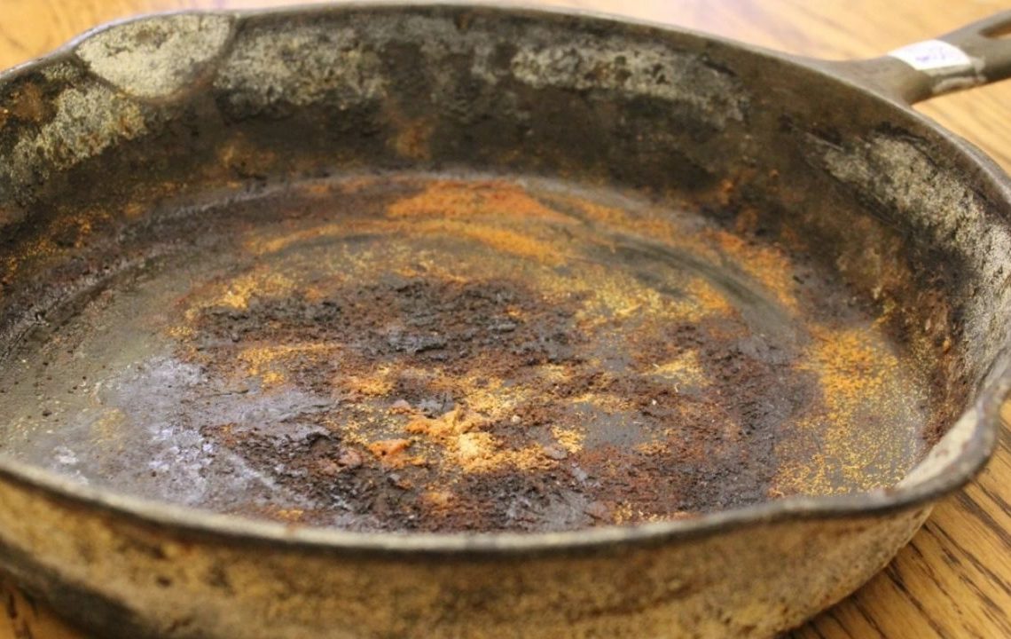 Karbonat ve limona gerek yok: Tavadaki pası söküp atan yöntem