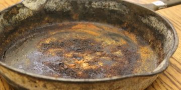 Karbonat ve limona gerek yok: Tavadaki pası söküp atan yöntem