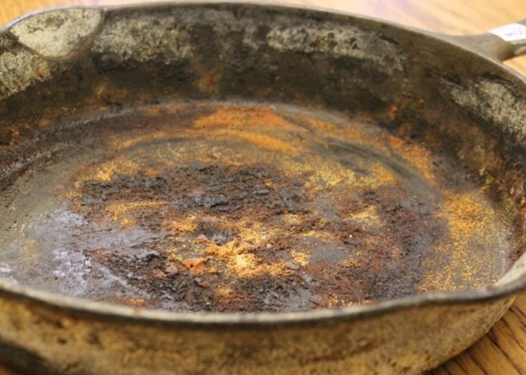Karbonat ve limona gerek yok: Tavadaki pası söküp atan yöntem