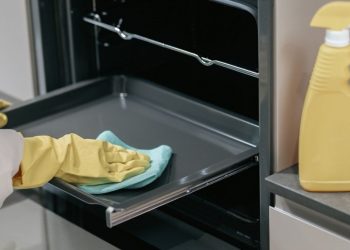 Karbonat veya sirke kullanmadan fırın içindeki inatçı yağları söküp atan yöntem