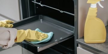 Karbonat veya sirke kullanmadan fırın içindeki inatçı yağları söküp atan yöntem