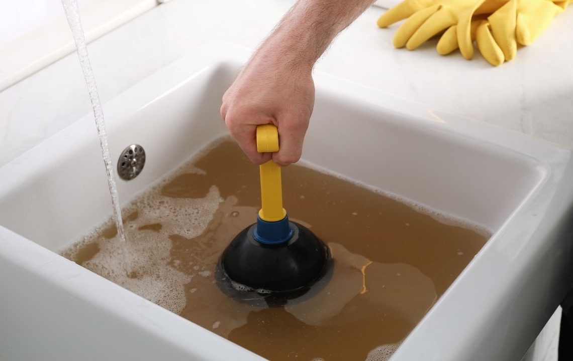 Karbonat yok: Lavaboya 2 yemek kaşığı dökün tıkanıklık kendi kendine açılıyor