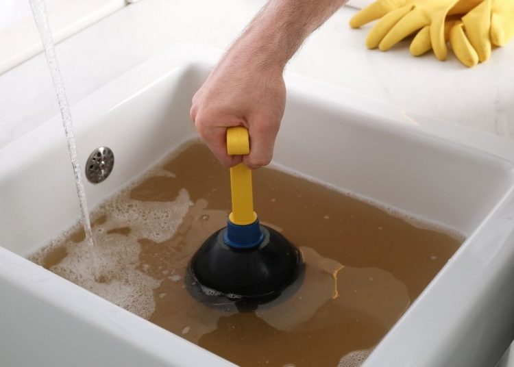 Karbonat yok: Lavaboya 2 yemek kaşığı dökün tıkanıklık kendi kendine açılıyor