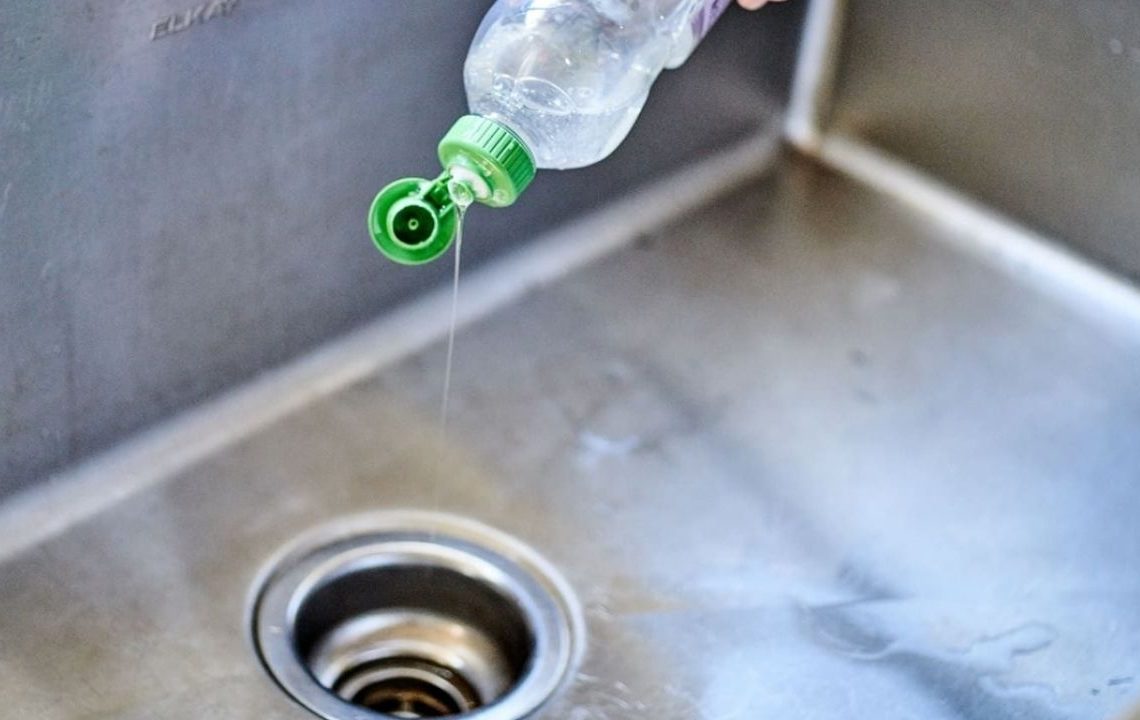Kimyasal dökmeden lavabo tıkanıklığını anında açan basit uygulama