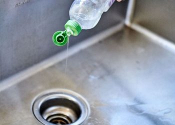 Kimyasal dökmeden lavabo tıkanıklığını anında açan basit uygulama