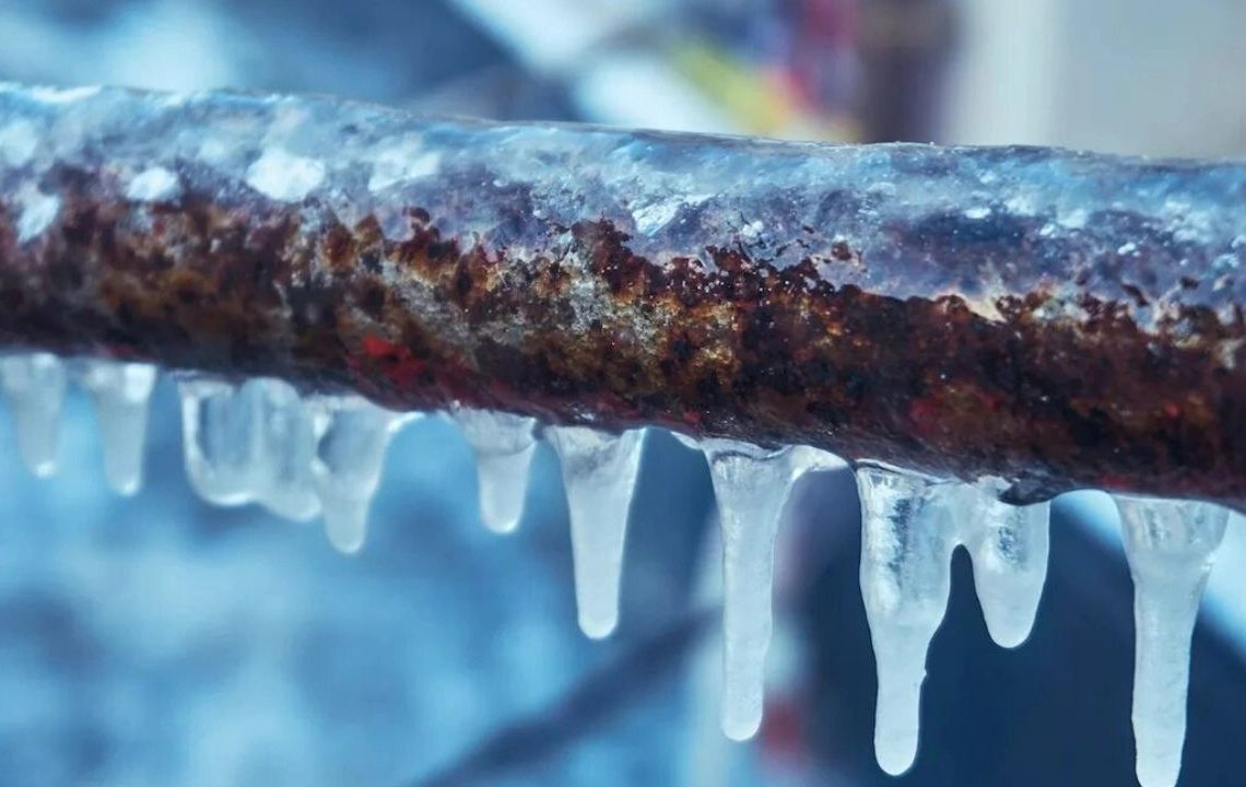 Kışın boruların donmasını önlemek için tesisatçıların kullandığı basit ve ucuz yöntem