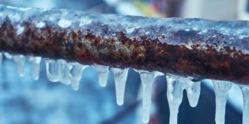 Kışın boruların donmasını önlemek için tesisatçıların kullandığı basit ve ucuz yöntem