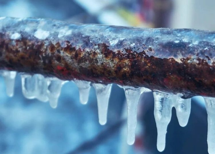 Kışın boruların donmasını önlemek için tesisatçıların kullandığı basit ve ucuz yöntem