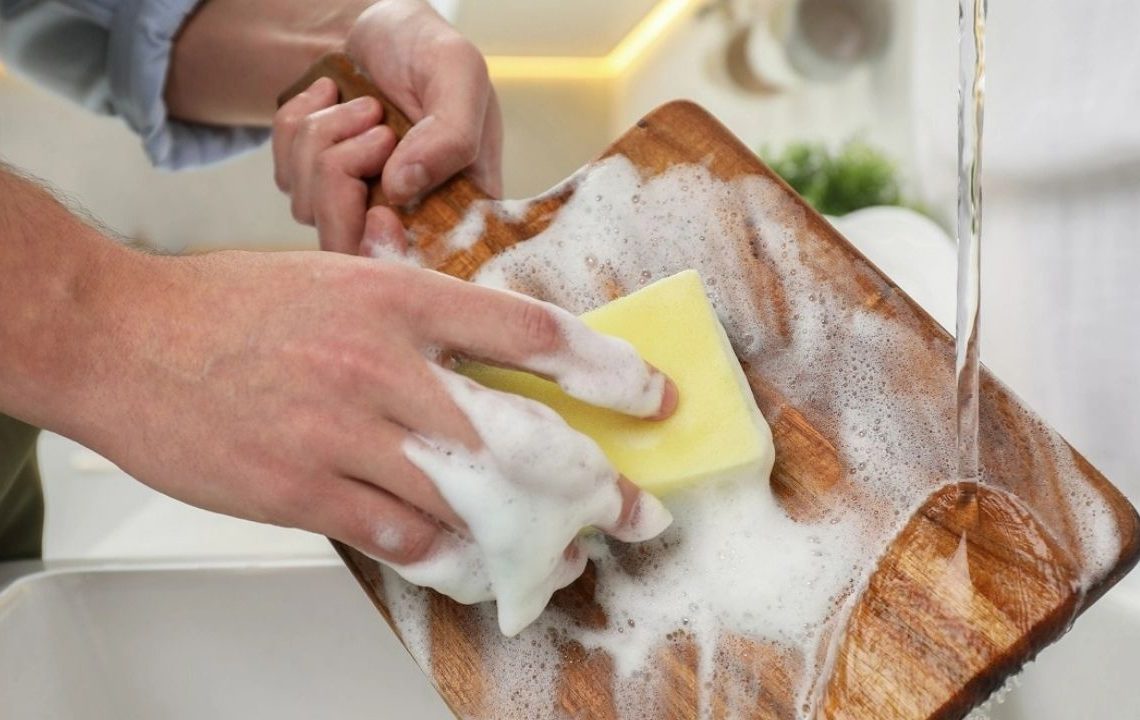 Mutfakta ahşap kesme tahtası kullananlar dikkat: Kritik uyarı geldi