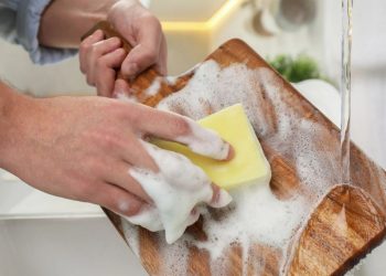 Mutfakta ahşap kesme tahtası kullananlar dikkat: Kritik uyarı geldi