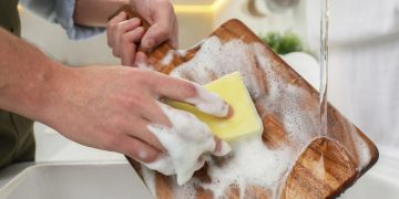 Mutfakta ahşap kesme tahtası kullananlar dikkat: Kritik uyarı geldi