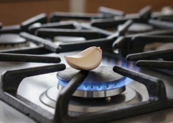 Ocağın üzerine konulan bir diş sarımsak beklenmedik fayda sağlıyor