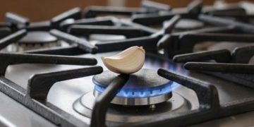 Ocağın üzerine konulan bir diş sarımsak beklenmedik fayda sağlıyor