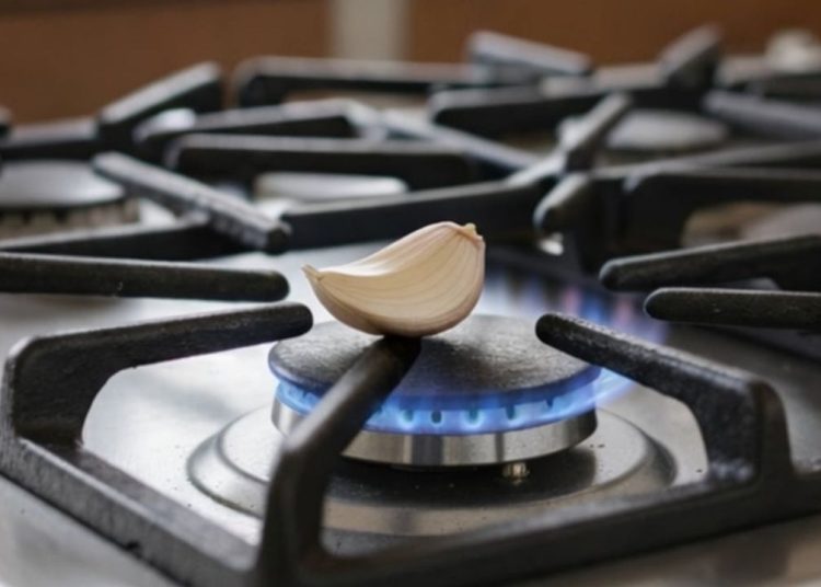 Ocağın üzerine konulan bir diş sarımsak beklenmedik fayda sağlıyor