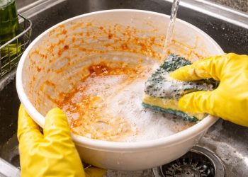 Plastik mutfak eşyalarındaki yağ lekelerini çıkarmanın pratik yolu