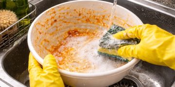 Plastik mutfak eşyalarındaki yağ lekelerini çıkarmanın pratik yolu