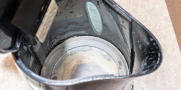 Sirke yok: Çaydanlığa dökün kireç tortusu parça parça çıkıyor