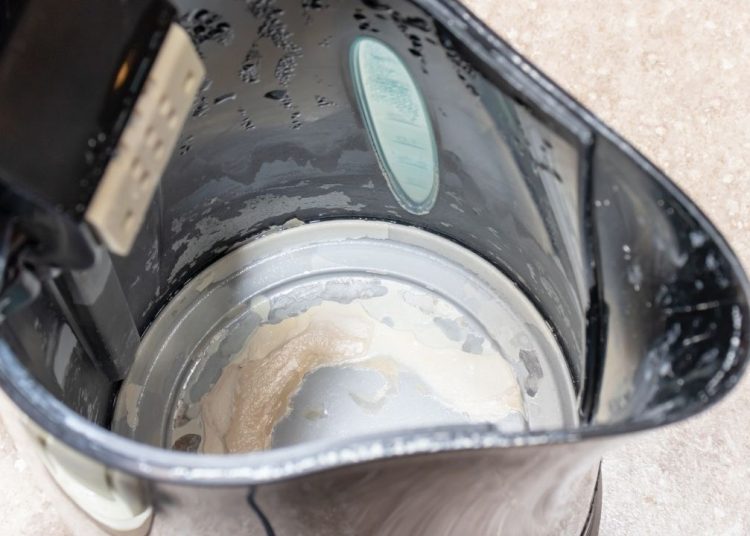 Sirke yok: Çaydanlığa dökün kireç tortusu parça parça çıkıyor