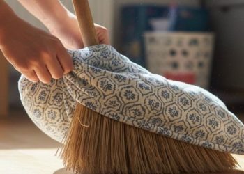 Süpürge sapına takılan yastık kılıfı şaşırtan sonuç veriyor