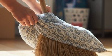 Süpürge sapına takılan yastık kılıfı şaşırtan sonuç veriyor