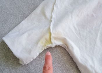 Tişörtlerin koltuk altı sararmasını hızlıca beyazlatan ev çözümü
