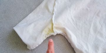 Tişörtlerin koltuk altı sararmasını hızlıca beyazlatan ev çözümü