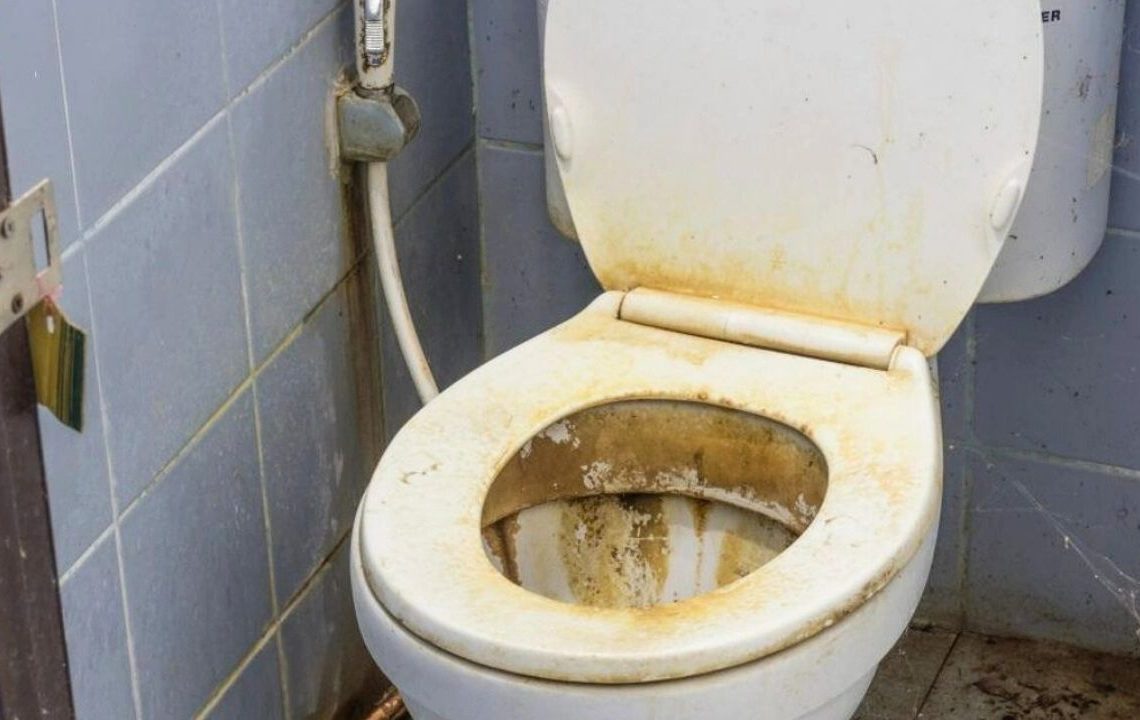 Tuvaletteki kahverengi kireç lekesini porseleni çizmeden çıkaran yöntem