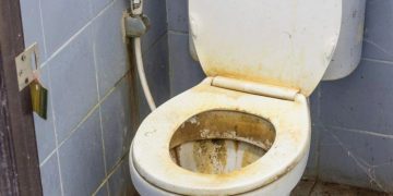 Tuvaletteki kahverengi kireç lekesini porseleni çizmeden çıkaran yöntem