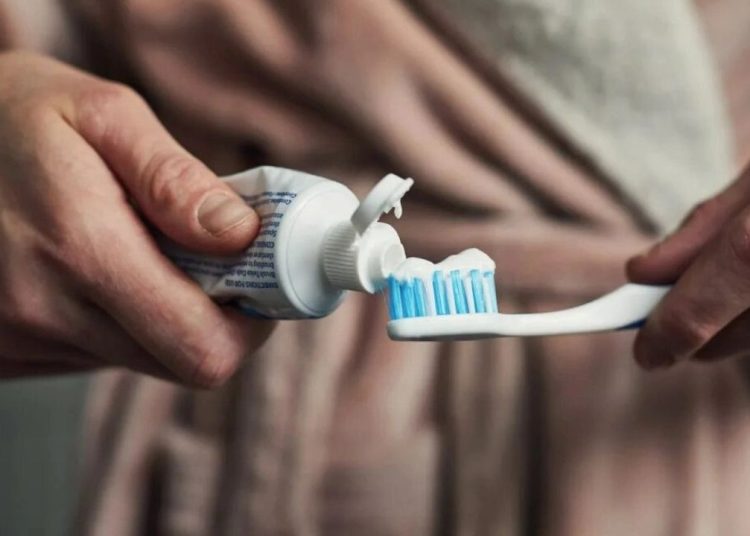 Uyumadan önce diş fırçalayanlar aynı hatayı yapıyor: Uzmanlardan kritik uyarı