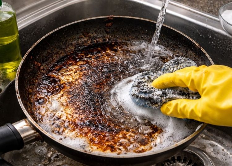 Yağ ve yanık kalıntısı bırakmadan tava temizlemenin 3 ucuz yolu