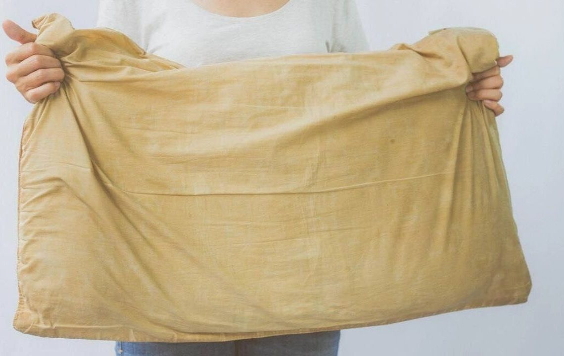 Yastığınızdaki sarı lekelerden kurtulun: İlk günkü gibi beyazlatan basit yol