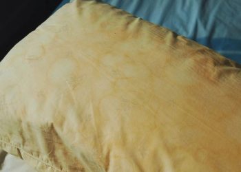 Yastık ve yatağınızdaki sarı lekeleri zahmetsizce temizlemenin yolu