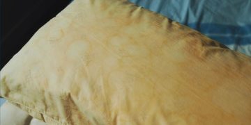 Yastık ve yatağınızdaki sarı lekeleri zahmetsizce temizlemenin yolu