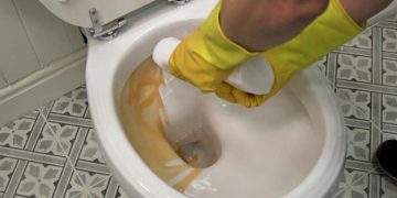 Yatmadan önce klozete 2 yemek kaşığı dökün: Sabah kireç kendiliğinden çıkıyor