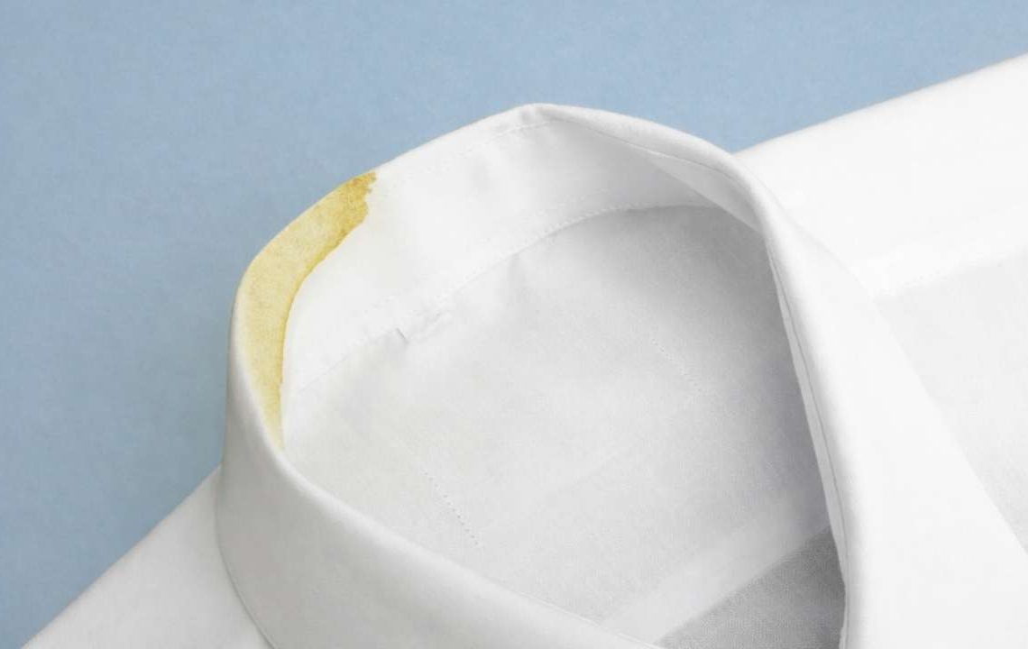 Sararan gömlek yakalarına veda ettiren pratik yöntem açıklandı