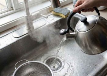 Lavaboya kaynar su dökenler yandı